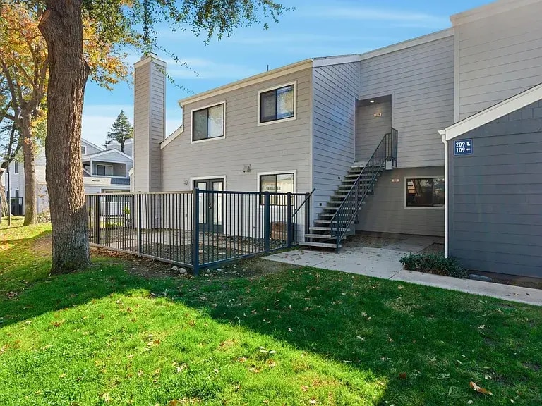 Building Photo - 7675 N 1st St