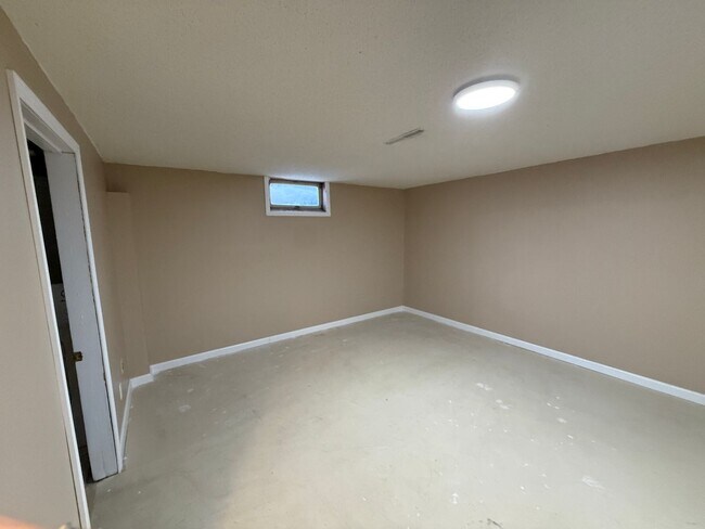 Building Photo - Welcome to this charming 3-bedroom, 2-bathroom home located in the heart of East Grand Forks, MN.