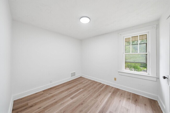 Building Photo - 1211 Emily St