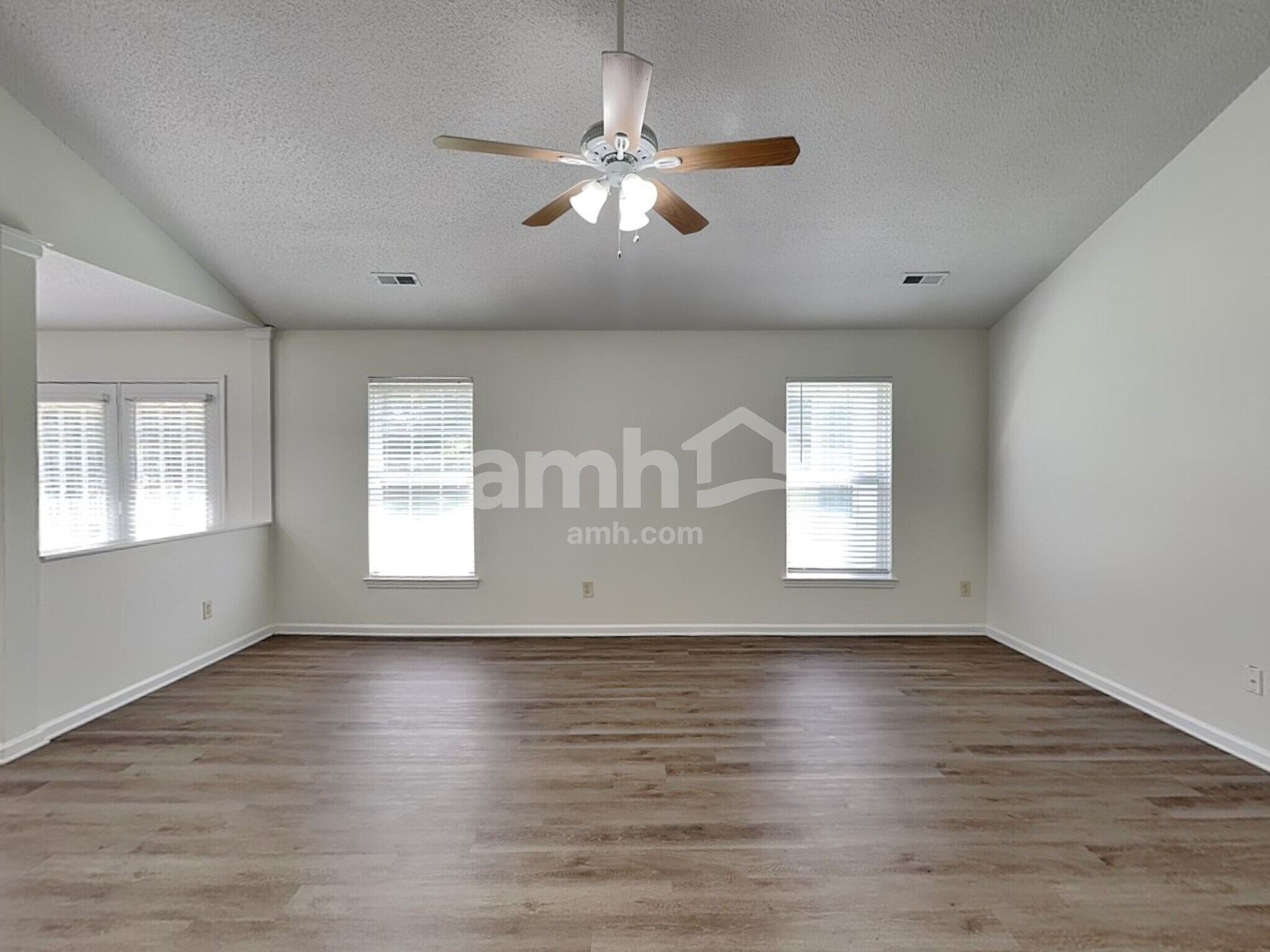 Building Photo - 821 Barbee Farm Dr