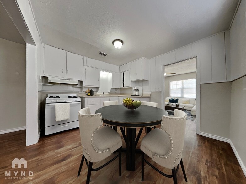 Building Photo - 108 N Avenue V