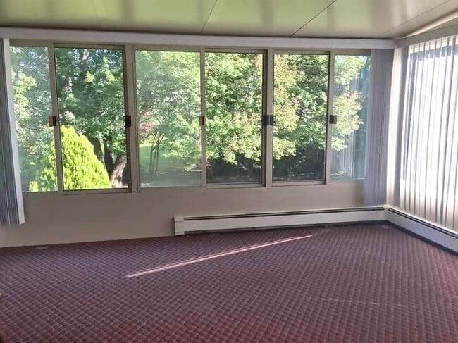 Building Photo - 102 Pine St