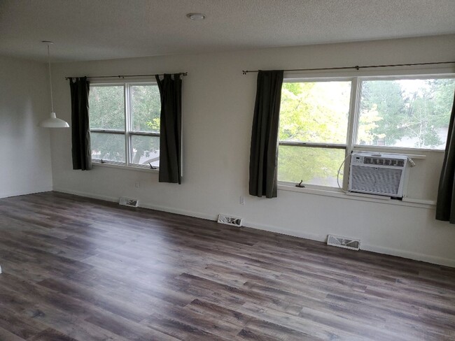 Building Photo - STUDENTS WELCOME! 4 Bed 2 Bath Single Fami...