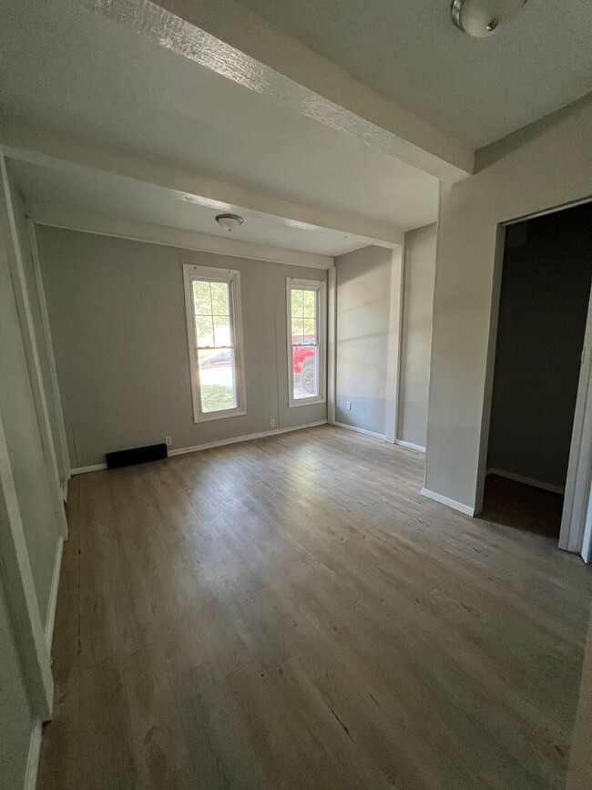 Building Photo - Updated 5 bedroom 2.5 bathroom home in a g...