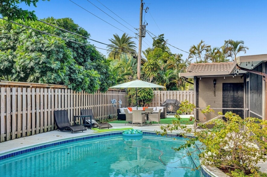 Building Photo - 2620 NE 19th St