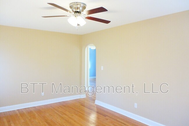 Building Photo - 907 Hudson Ave