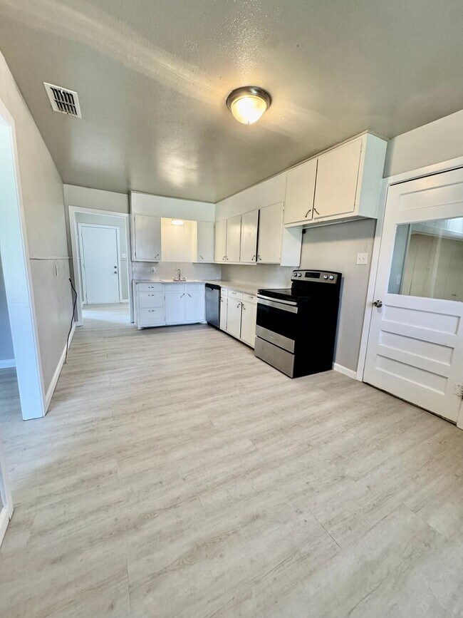 Building Photo - 4 Bed 2 Bath Move In Ready! Pre-Leasing