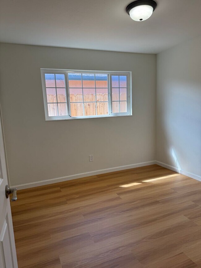 Building Photo - Beautiful Large Three Bedroom on Marina Av...