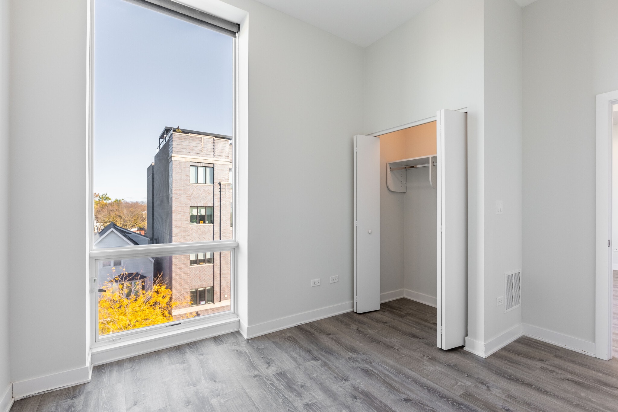 Building Photo - 2250 W Lawrence Ave