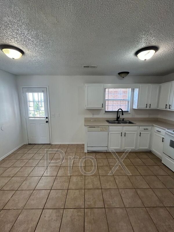 Building Photo - 3301 SW Victoria Pl