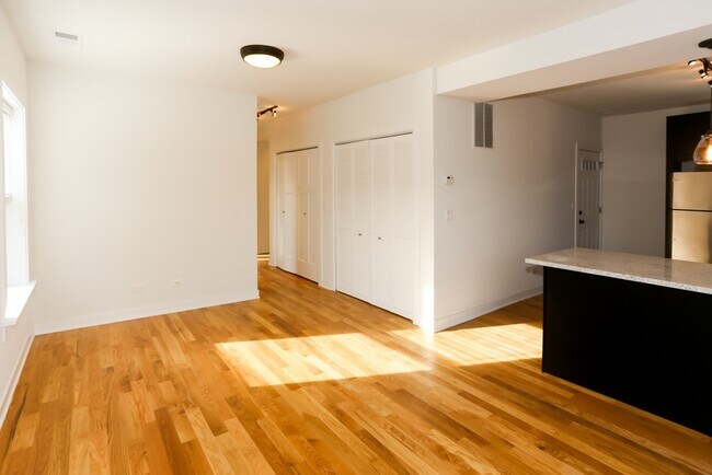 Building Photo - 2210 W Eastwood Ave