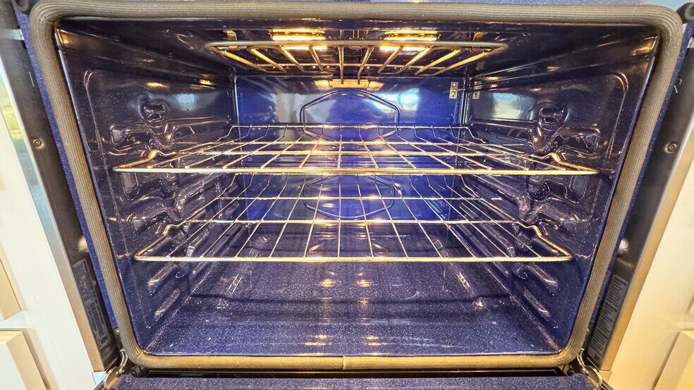 Oven - 2463 Middlebury Dr SE