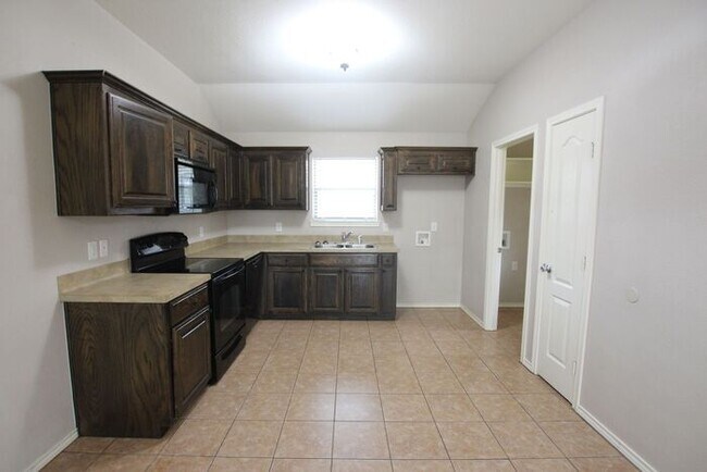 Building Photo - Tour Today!: 2 Bedroom 2 Bath Duplex in Lindale!