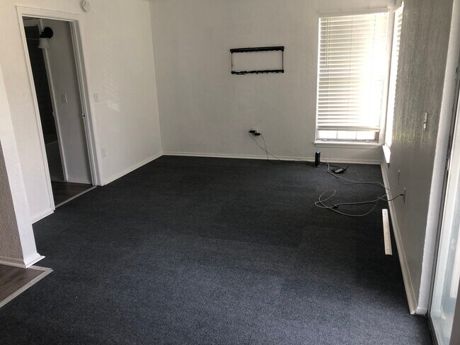 Building Photo - 4610 Lake Waterford Way