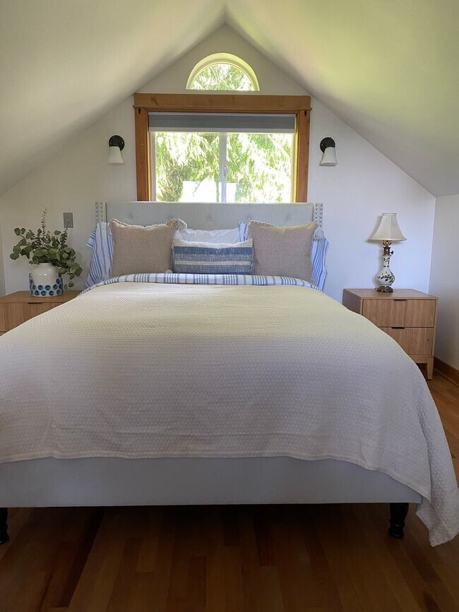 Building Photo - Absolutely Darling INDIANOLA cottage, full...