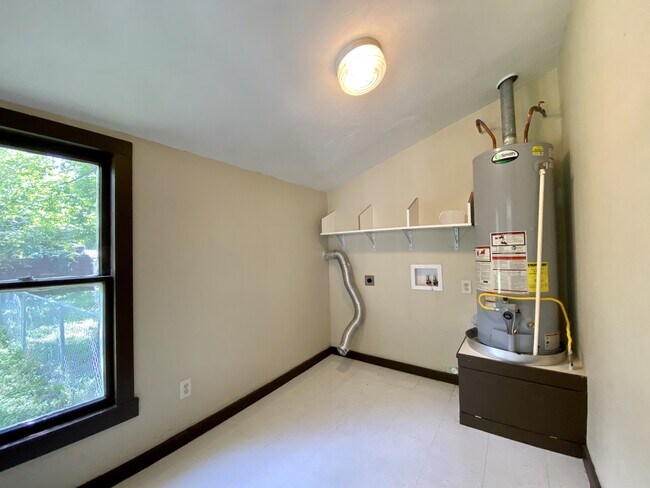 Building Photo - 126 S Krueger Ave
