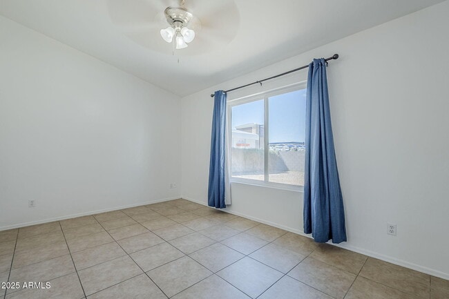 Building Photo - 678 S Silver Dr