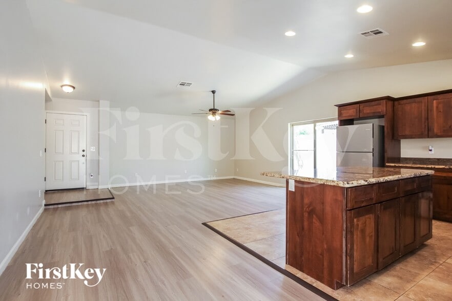 Building Photo - 2722 E Cactus Rd