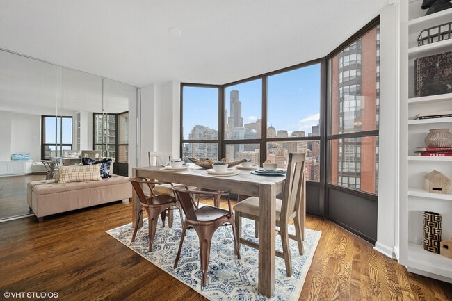 Building Photo - 901 S Plymouth Ct