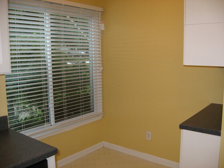 Building Photo - 3605 Pine Knoll Dr