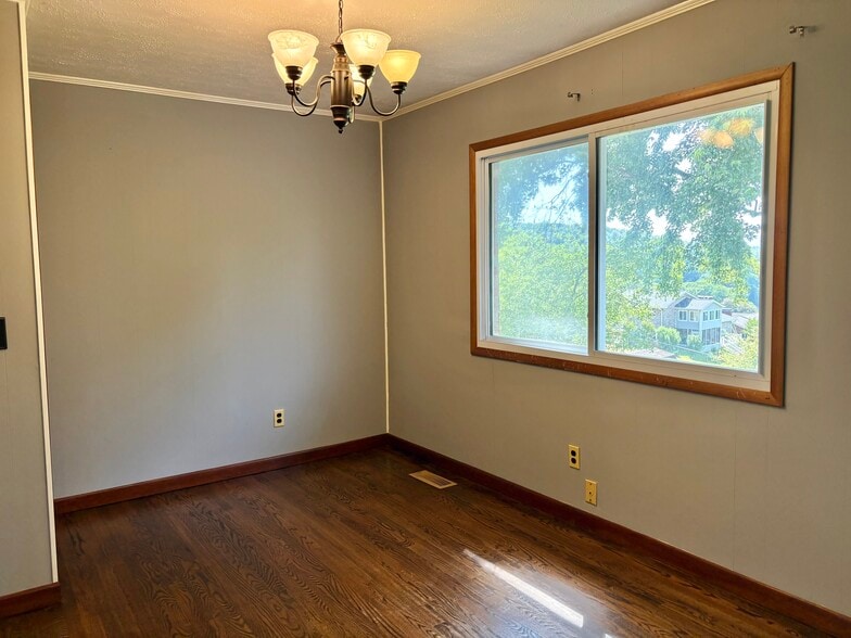 Building Photo - 1406 Valley View Dr