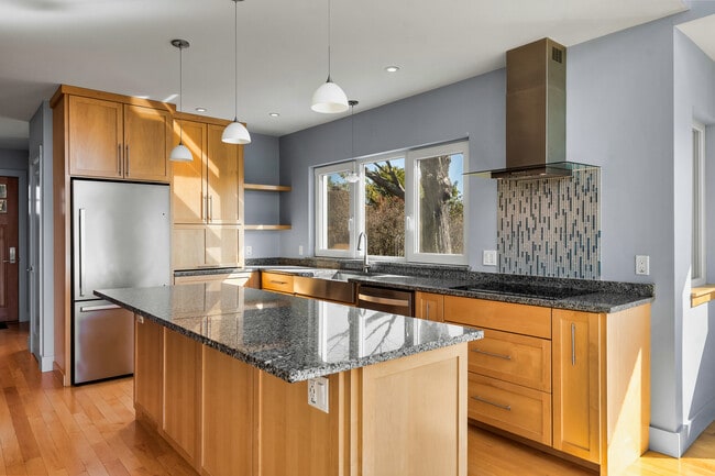 Building Photo - 1 Shoreline Dr