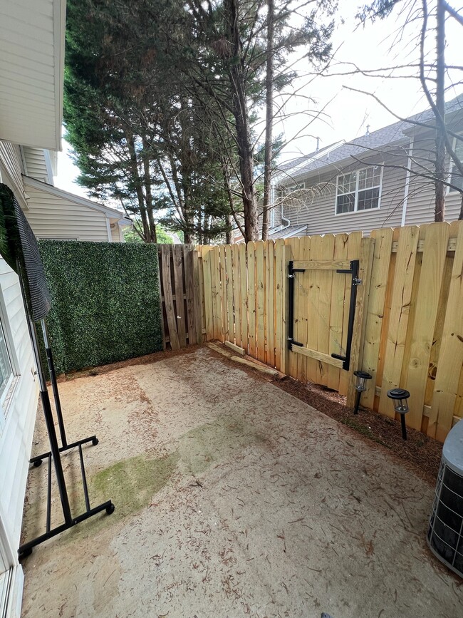 Building Photo - 105 Bumble Cir