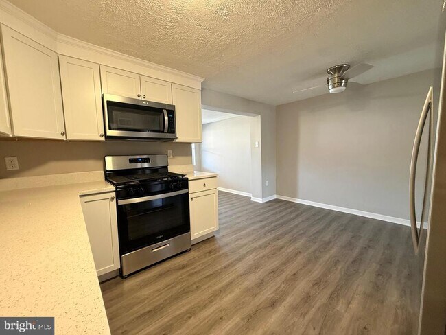 Building Photo - 2021 Kelmore Rd