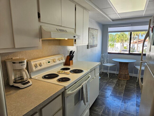 Building Photo - Seasonal Short-term 2 Bedroom 2 Bathroom Condo located on Venice Island with beach access!