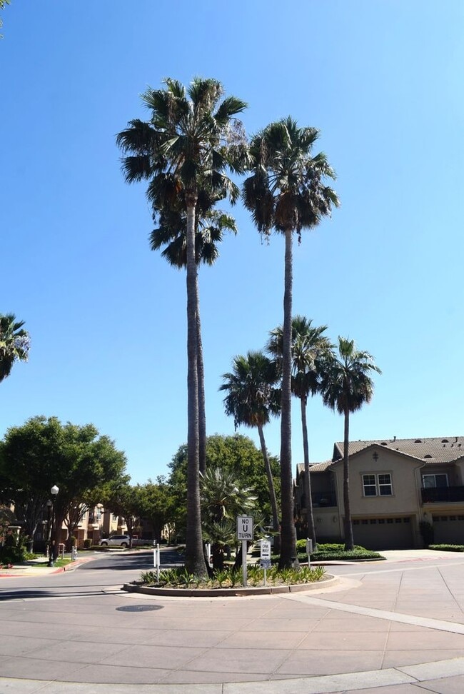 Building Photo - 3301 N Park Dr