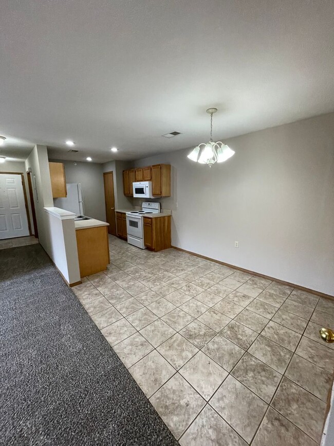 Building Photo - 2 bedroom 2 bath apartment at Parkwood Apt...