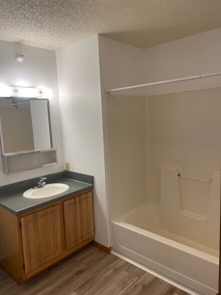 Building Photo - 664 Terrace Park Blvd