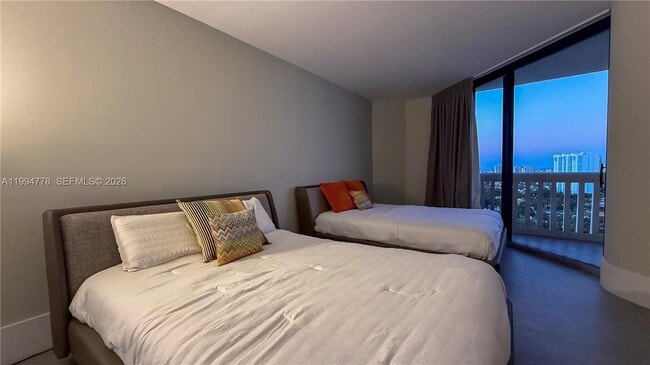 Building Photo - 2000 Island Blvd