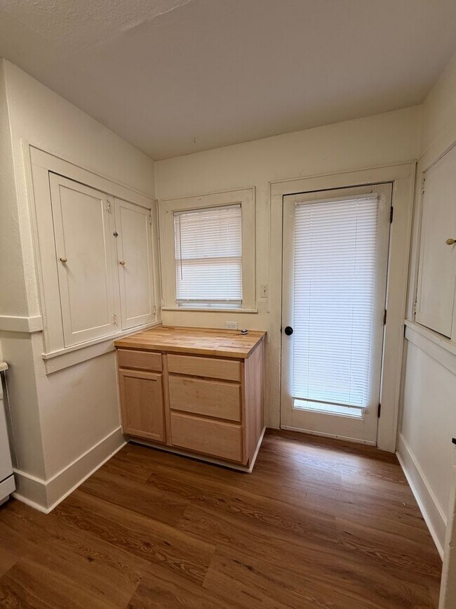 Building Photo - Renovated 2-Bedroom Bungalow close to downtown