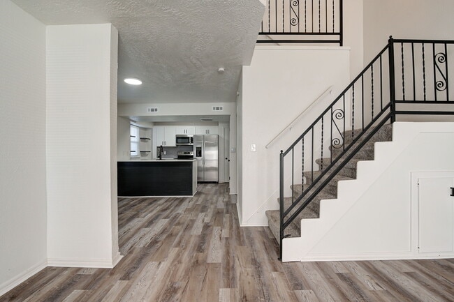 Building Photo - 727 Vicksburg Ave