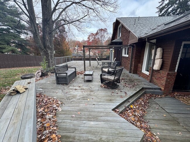 Building Photo - Spacious Private Oasis - 3 Bedroom 2 Bathroom House in Green Tree!