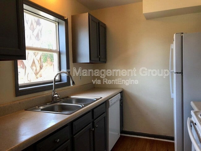 Building Photo - 120 Drake St