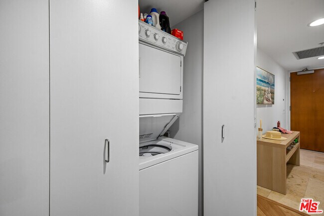 Building Photo - 13700 Marina Pointe Dr