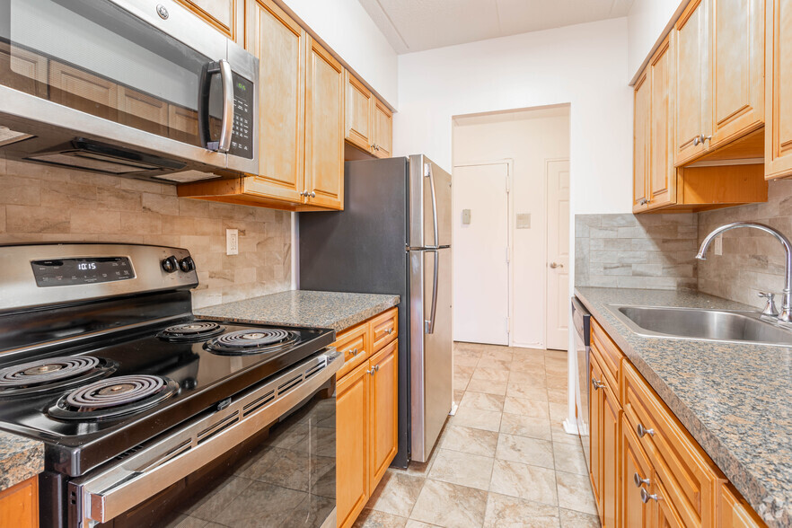 4.5 Rm 1 Bd, 1 Ba - 950SF - Galley Kitchen - Summit House Apts