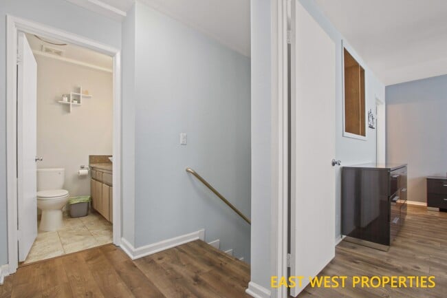 Building Photo - 1430 S Point View St