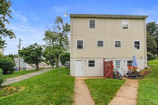 Building Photo - Coming Soon - 2 Bedrooms 1 bath - Dallasto...
