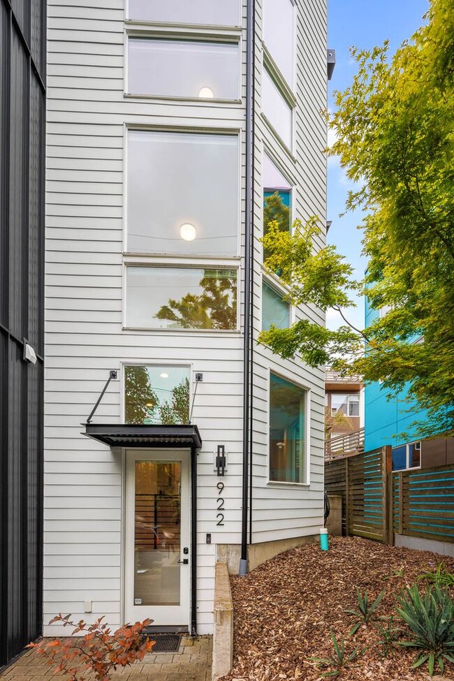 Building Photo - 922 14th Ave