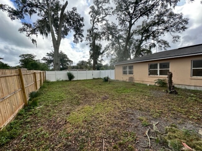 Building Photo - Move Fast on This Extra-Spacious 3-Bedroom...