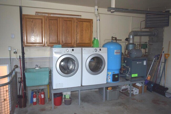 washer/dryer - 720 Dogwood St