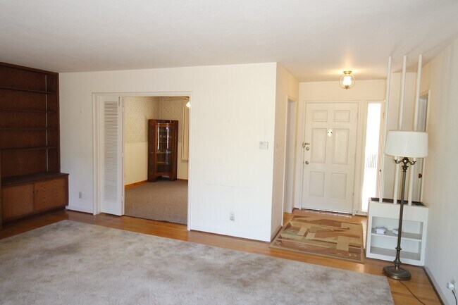 Building Photo - Willow Glen House with Spacious Yard
