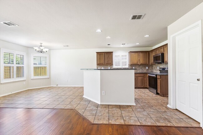 Building Photo - 4 Bedroom/2.5 Bath Wildhorse Subdivision