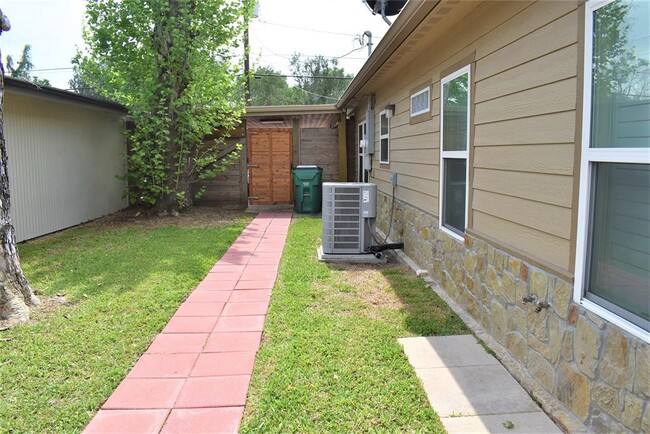 Building Photo - 412 Pecan St