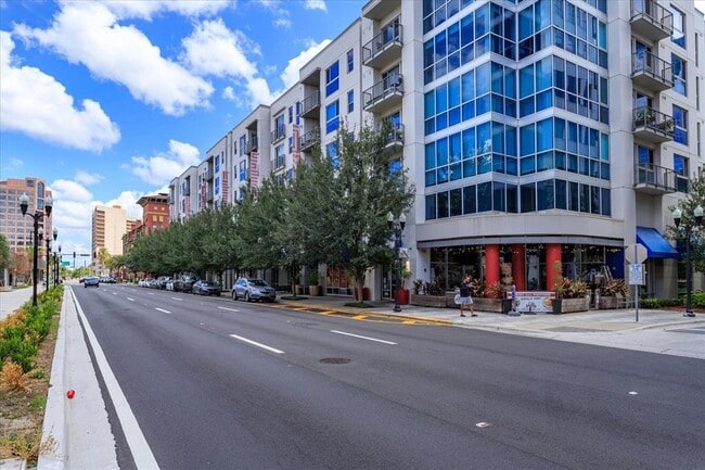 Building Photo - 860 N Orange Ave