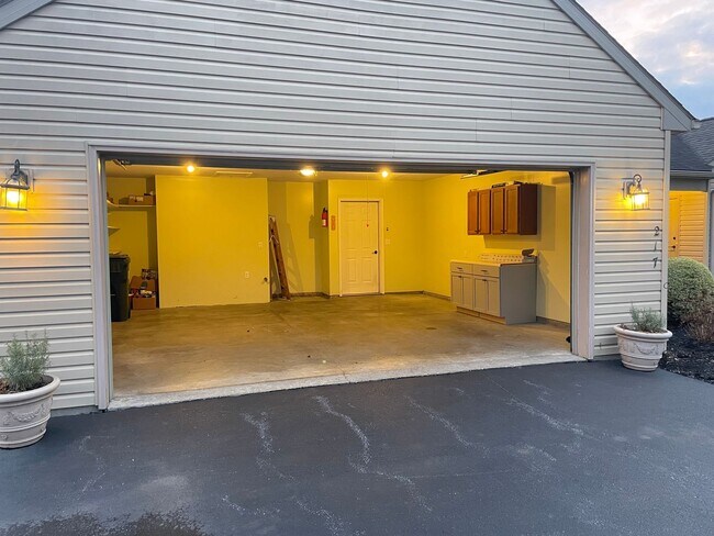 Building Photo - Beautiful 3 bedroom 2 bathroom Rancher in Great Manheim Location!