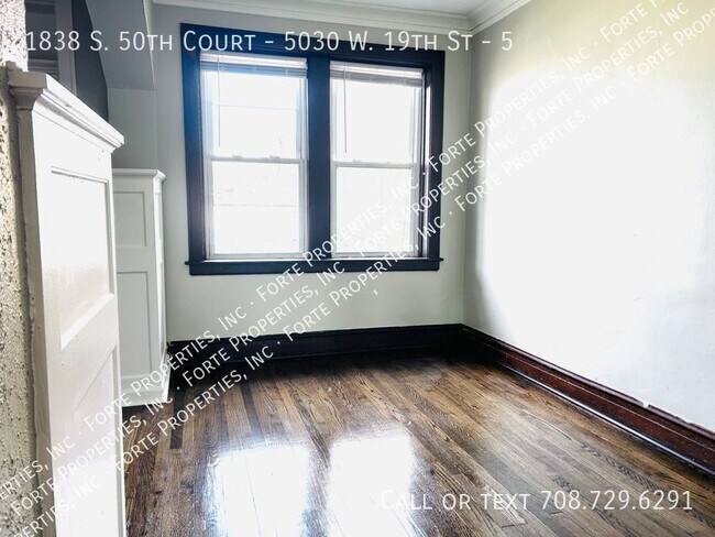 Building Photo - Studio Apartment